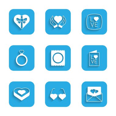 Pakette prezervatif, kalp şeklinde aşk bardakları, Sevgililer Günü partisi broşürü, şeker kutusu, alyans, aşk mesajı ve ikonu. Vektör