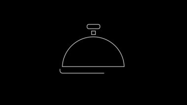 Siyah arka planda izole edilmiş bir tepsi yiyecek ikonu ile kaplanmış beyaz çizgi. Tepsi ve kapak işareti. Kapaklı bir restoran saati. 4K Video hareketli grafik canlandırması.