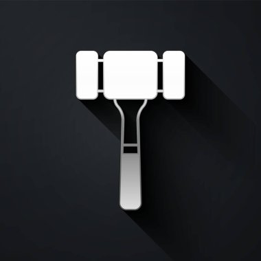 Siyah arka planda gümüş açık arttırma çekiç simgesi var. Gavel, yargıç ya da müzayedecinin çekici. Teklif süreci, anlaştık. Açık arttırma teklifi. Uzun gölge tarzı. Vektör.