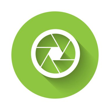 Beyaz Kamera deklanşör simgesi uzun gölge arkaplanı ile izole edildi. Yeşil daire düğmesi. Vektör.