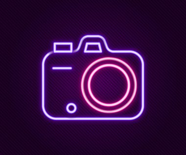 Parlayan neon hattı fotoğraf makinesi simgesi siyah arkaplanda izole edildi. Foto kamera. Dijital fotoğrafçılık. Renkli taslak konsepti. Vektör.