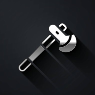 Siyah arka planda gümüş ahşap balta simgesi var. Oduncu baltası. Uzun gölge tarzı. Vektör.