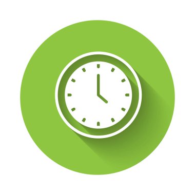 Beyaz Saat simgesi uzun gölge arkaplanı ile izole edildi. Zaman sembolü. Yeşil daire düğmesi. Vektör.