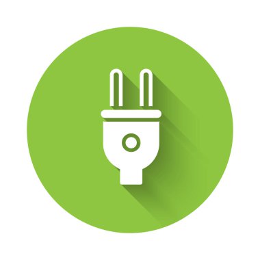 Beyaz Elektrik tıkacı simgesi uzun gölge arkaplanı ile izole edildi. Bağlantı kavramı ve elektriğin kesilmesi. Yeşil daire düğmesi. Vektör.