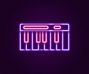 Parlayan neon hattı Müzik Sentezleyici simgesi siyah arkaplanda izole edildi. Elektronik piyano. Renkli taslak konsepti. Vektör.