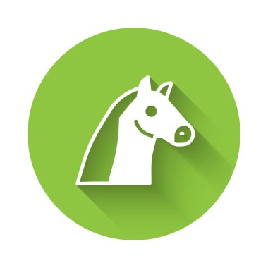 Beyaz At simgesi uzun gölge arkaplanı ile izole edildi. Hayvan sembolü. Yeşil daire düğmesi. Vektör.