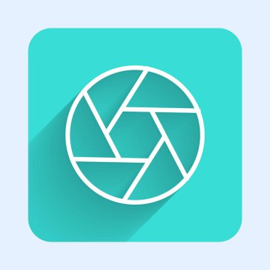 Beyaz çizgi kamera deklanşör simgesi uzun gölgeli izole edildi. Yeşil kare düğmesi. Vektör.