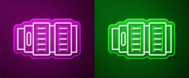 Parlayan neon çizgisi fotoğraf makinesi ikonu mor ve yeşil arkaplanda izole edilmiş. Vektör.