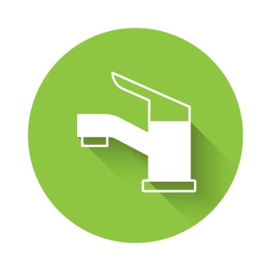 Beyaz su musluğu simgesi uzun gölge arkaplanı ile izole edildi. Yeşil daire düğmesi. Vektör.