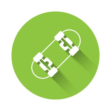 Beyaz kaykay simgesi uzun gölge arkaplanı ile izole edildi. Olağanüstü bir spor. Spor malzemeleri. Yeşil daire düğmesi. Vektör.