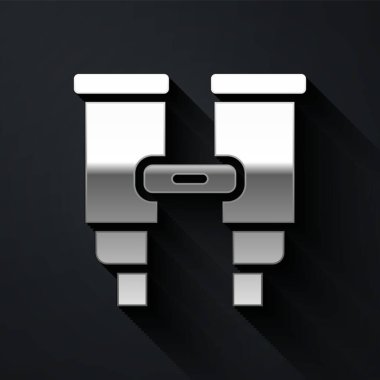 Siyah arkaplanda gümüş dürbün simgesi izole edildi. Yazılım işareti bul. Casus ekipman sembolü. Uzun gölge tarzı. Vektör.