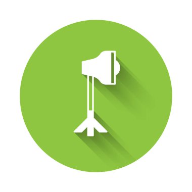 Softbox simgesindeki beyaz atölye ampulü uzun gölge arkaplanı ile izole edilmiş. Gölge yansıma tasarımı. Yeşil daire düğmesi. Vektör.