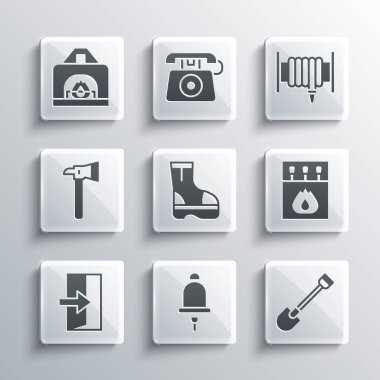 Alarm zilini, yangın küreğini, kibrit kutusunu, botları itfaiye baltasını, şömineyi ve hortum makarasını ayarlayın. Vektör.