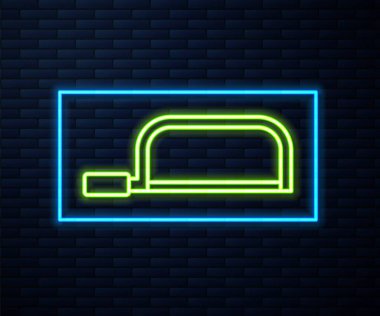 Parlayan neon hattı Demir Testere simgesi tuğla duvar arka planında izole edildi. Tahta ve metal testeresi. Vektör.