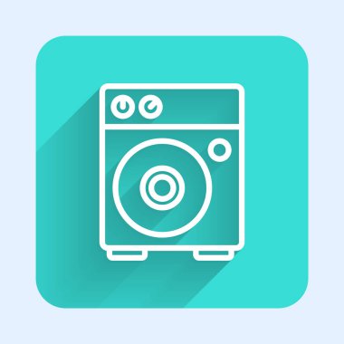 Beyaz çizgi Gitar yükseltici simgesi uzun gölge arkaplanı ile izole edildi. Müzik aleti. Yeşil kare düğmesi. Vektör.