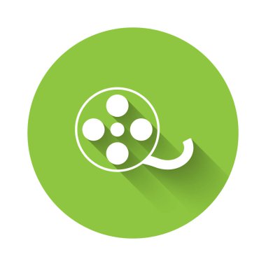 Beyaz Film makarası ikonu uzun gölge arkaplanı ile izole edildi. Yeşil daire düğmesi. Vektör.