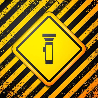 Sarı arkaplanda siyah el feneri simgesi izole edildi. Uyarı işareti. Vektör.