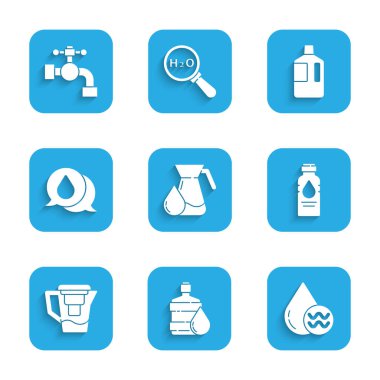 Sürahi bardağını suyla doldurun Büyük şişe temiz su geri dönüşümü su şişesi filtresi konuşma baloncukları ve musluk ikonu bırakın. Vektör.