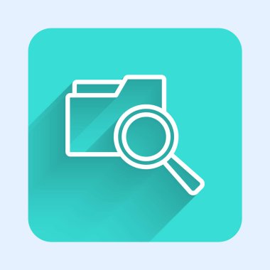 Uzun gölge arkaplan ile izole edilmiş klasör simgesi içeren beyaz çizgi arama kavramı. Büyüteç ve belge. Veri ve bilgi işareti. Yeşil kare düğmesi. Vektör.