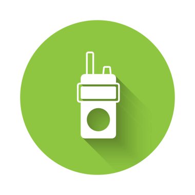 Beyaz Telsiz konuşma simgesi uzun gölge arkaplanı ile izole edildi. Taşınabilir radyo vericisi simgesi. Radyo alıcı-vericisi işareti. Yeşil daire düğmesi. Vektör.