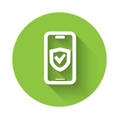 Beyaz Sigorta çevrimiçi simgesi uzun gölge arkaplanı ile izole edildi. Güvenlik, güvenlik, koruma, konsept koruma. Yeşil daire düğmesi. Vektör.