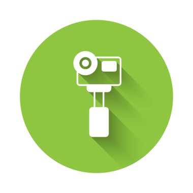 Beyaz Eylem ekstrem kamera simgesi uzun gölge arkaplanı ile izole edildi. Ekstrem sporları çekmek için video kamera ekipmanı. Yeşil daire düğmesi. Vektör.