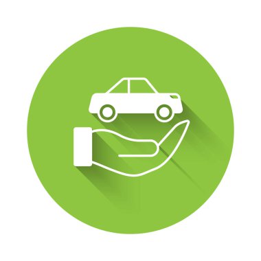 Beyaz Araba sigorta ikonu uzun gölgeli bir arka plan. Sigorta konsepti. Güvenlik, güvenlik, koruma, konsept koruma. Yeşil daire düğmesi. Vektör.