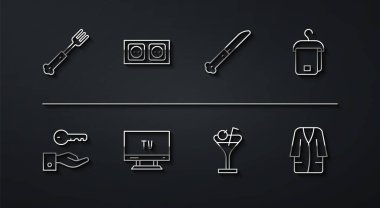 Fork Otel 'in kapı kilidi anahtarı havluyla martini, cam martini, akıllı televizyon, elektronik bornoz ve bıçak ikonu. Vektör.