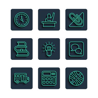 Okul otobüsü hesap makinesi basketbol topu ataç ampul kitap saati ve konuşma balonu sohbet simgesini ayarla. Vektör.