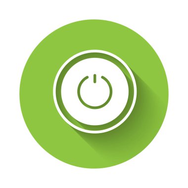 Beyaz Güç simgesi uzun gölge arkaplanı ile izole edildi. Başlat işareti. Yeşil daire düğmesi. Vektör.