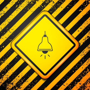 Sarı arka planda siyah lamba asılı ikon. Tavan lambası ampulü. Uyarı işareti. Vektör.