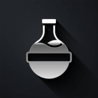 Siyah zemin üzerinde iksir ikonu olan gümüş şişe. Sihirli iksirli matara. Mutlu Cadılar Bayramı Partisi. Uzun gölge tarzı. Vektör.