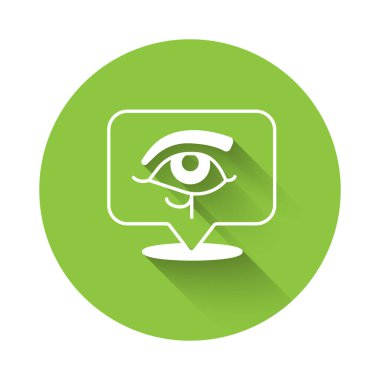 Horus 'un Beyaz Gözü simgesi uzun gölge arkaplanı ile izole edilmiş. Eski Mısır tanrıçası Wedjet korunma, kraliyet gücü ve sağlığın sembolü. Yeşil daire düğmesi. Vektör.