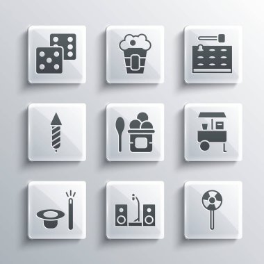 Home stereo 'yu iki hoparlörlü Lollipop Fast Fast yemek arabalı kasede dondurma kasesi sihirli şapka ve havai fişek roket oyunu zarları ve Arcade oyun makinesi ikonu ile ayarla. Vektör.