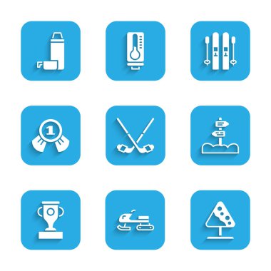 Buz hokeyi sopaları, kar aracı levhası trafik levhası, trafik levhası, madalya kupası, kayak ve termos konteynır ikonu çığ düştü. Vektör.