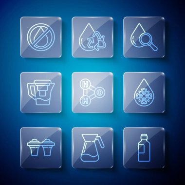 Su filtresi bardağını su şişesi ve H2O sürahi düşürme ve çözünürlük ikonu için kimyasal formülle ayarla. Vektör.