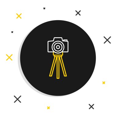 Çizgi fotoğraf makinesi simgesi beyaz arkaplanda izole edildi. Foto kamera. Dijital fotoğrafçılık. Renkli taslak konsepti. Vektör.