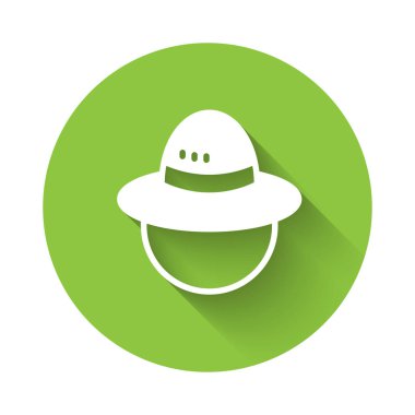 Beyaz Kamp şapkası ikonu uzun gölge arkaplanı ile izole edildi. Plaj şapkası panaması. Avcılık, yürüyüş ve turizm için gezgin şapkası. Yeşil daire düğmesi. Vektör.