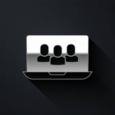 Silver Video sohbet konferansı simgesi siyah arkaplanda izole edildi. Çevrimiçi iş görüşmesi formu. Uzak proje yönetimi. Uzun gölge tarzı. Vektör.