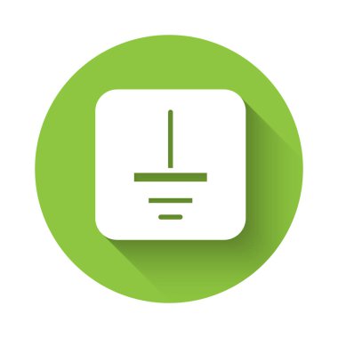 Beyaz Elektrik sembolü zemin simgesi uzun gölge arkaplanı ile izole edilmiş. Koruyucu toprak sembolü elektrik. Yeşil daire düğmesi. Vektör.