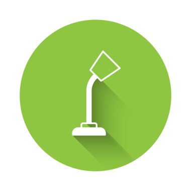 Beyaz masa lambası simgesi uzun gölge arkaplanı ile izole edildi. Yeşil daire düğmesi. Vektör.