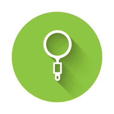 Beyaz büyüteç simgesi uzun gölge arkaplanı ile izole edilmiş. Arama, odaklanma, yakınlaştırma, iş sembolü. Yeşil daire düğmesi. Vektör.