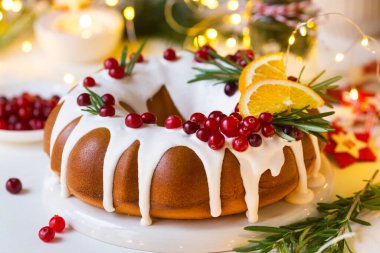 Noel pastası süslemeli şeker kreması ve kızılcık