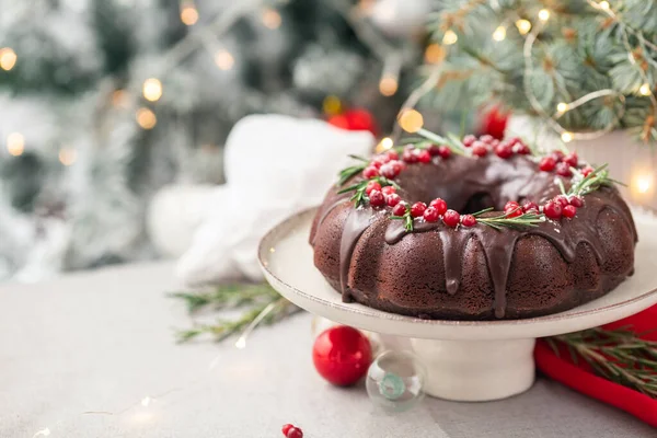 Bolo Pacote Chocolate Natal Decorado Cranberries Alecrim — Fotografia de Stock