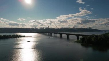 Dinyeper Nehri 'nin havadan görünüşü Yazın Paton Köprüsü' nü buldu.