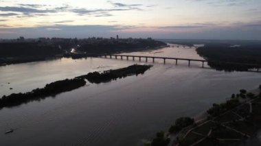 Dinyeper Nehri 'nin ve Paton Köprüsü' nün Sunset, Kyiv City 'deki hava görüntüsü kuruluyor.