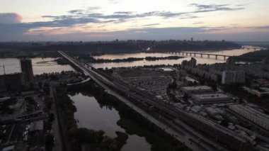 Kyiv Şehri 'nin ve Dinyeper Nehri' nin Sunset, Yaz Zamanı Havadan Görüntüsü