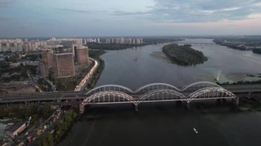 Dinyeper Nehri 'nin ve Sunset, Kyiv City' deki Darnytskyi Köprüsü 'nün hava görüntüsü kuruluyor.