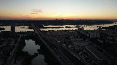 Kyiv Şehri 'nin ve Dinyeper Nehri' nin Sunset Panoramik Akşam Şehir Manzarası 'ndaki Güzel Hava Manzarası