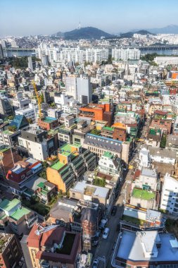 Sinsa 'nın tepesinden Namsan kulesinin manzarası görünüyor. 23 Ekim 2021 'de Güney Kore, Seul' de çekildi.